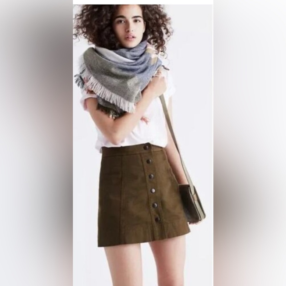 Madewell Snap Jean Skirt
Size 6